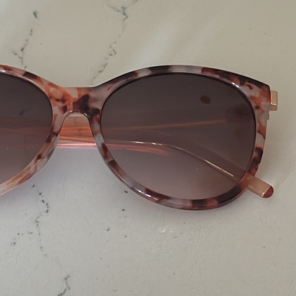 Chic Tortoiseshell Sunglasses - Picture 3 of 15